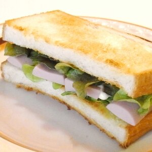 レタスと魚肉ソーセージのサンドイッチ